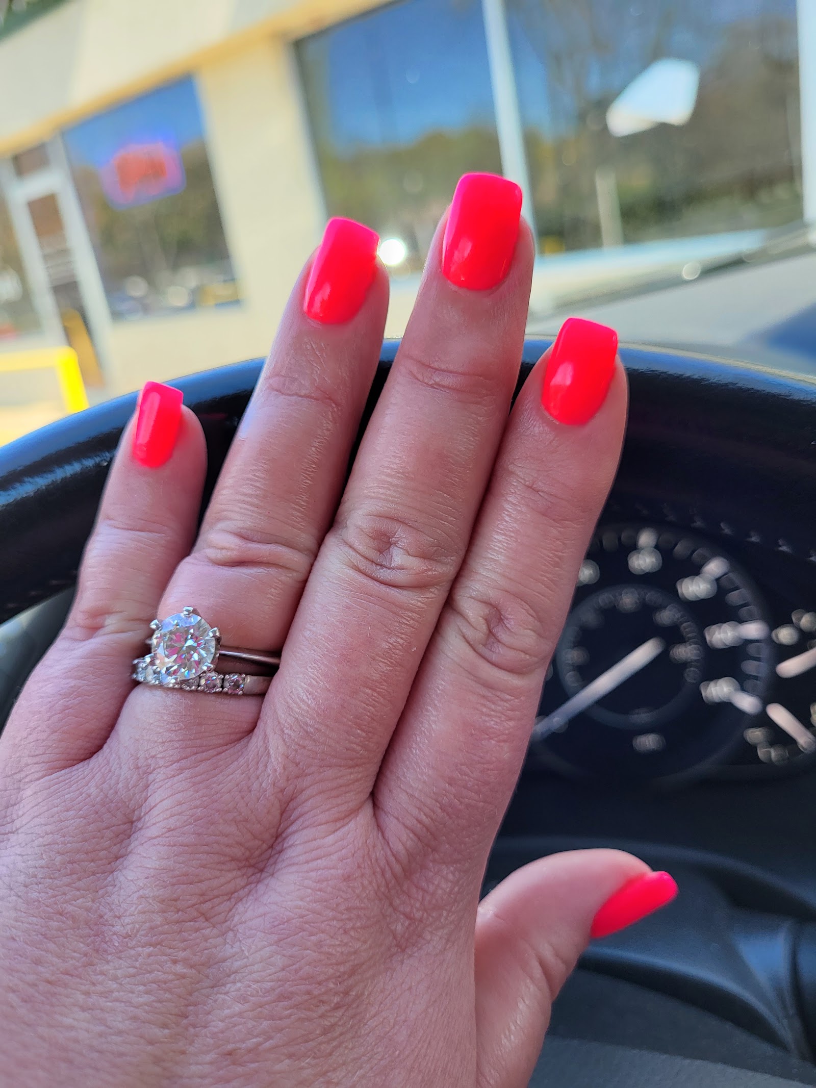Linda's Nails logo